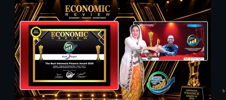 Direktur Keuangan Bank Nagari, Roni Edrian menerima penghargaan penghargaan The Best Indonesia Finance Award 2026 pada kategori Regional Development Bank-Asset di atas Rp30 Triliun dengan predikat Gold Award (A)-- Excellent (4 Stars). IST