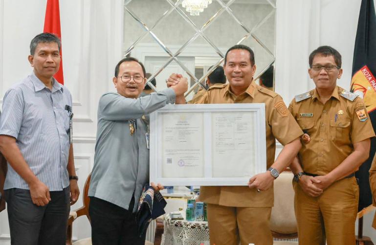 Wali Kota Yota Balad menerima sertifikat merek Batik Sampan Pariaman dari Kakanwil Kemenkum Sumbar, Alpius Sarumaha, Selasa (7/7/2026). IST
