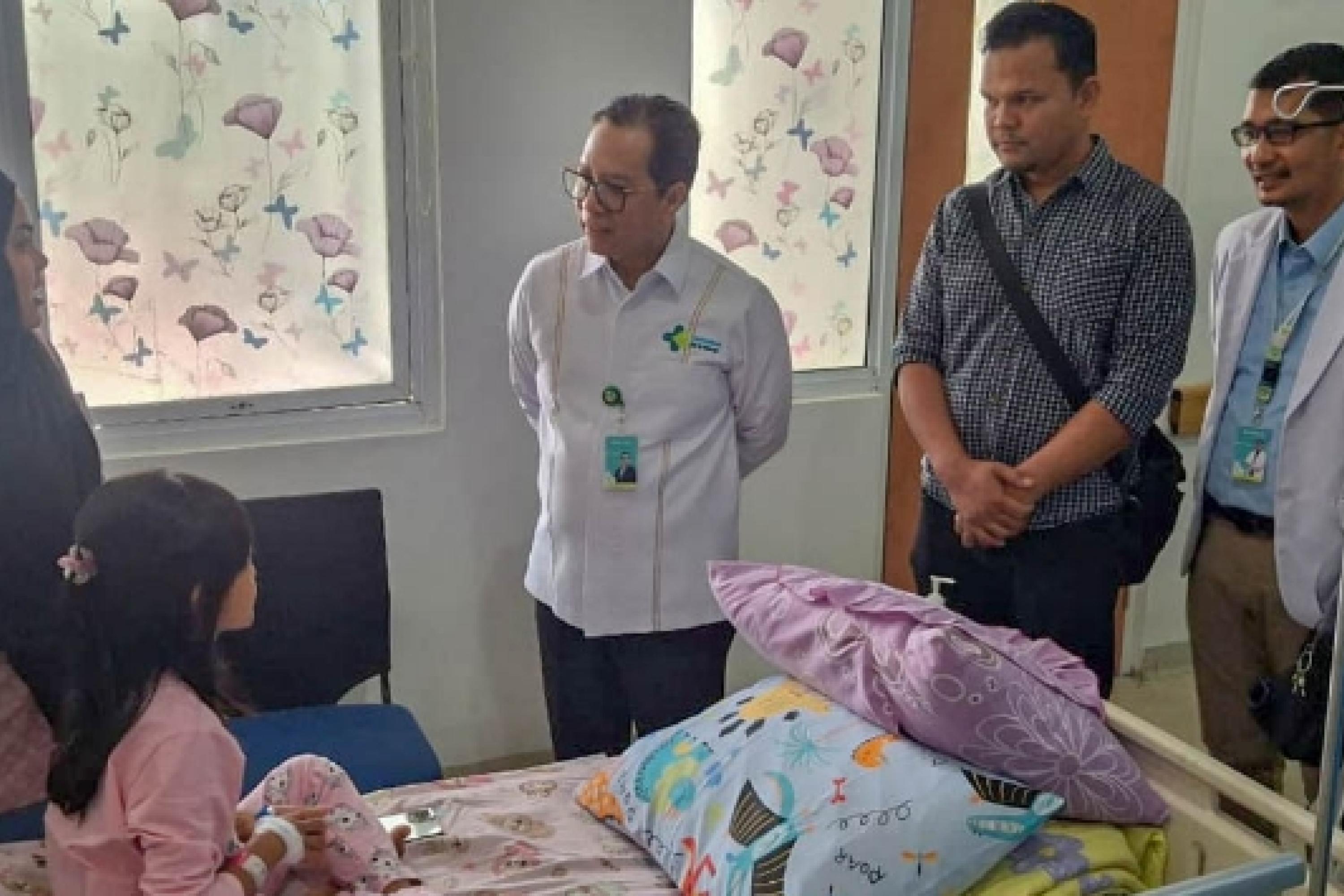 Direktur Utama RS M. Djamil Dr. dr. Dovy Djanas, Sp.OG, KFM, MARS, FISQua berdialog dengan salah seorang orangtua pasien anak yang akan menjalani misi kemanusiaan operasi bedah jantung anak, Kamis (23/7/2026). HUMAS RS M. DJAMIL