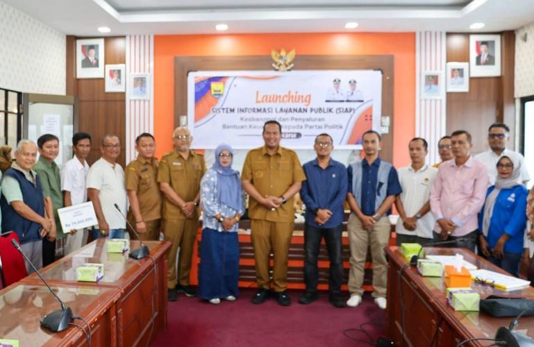 Wali Kota Pariaman, Yota Balad serahkan bantuan keuangan parpol pemenang Pemilu kemarin yang ada di kota tersebut, Senin (6/7/2026). IST