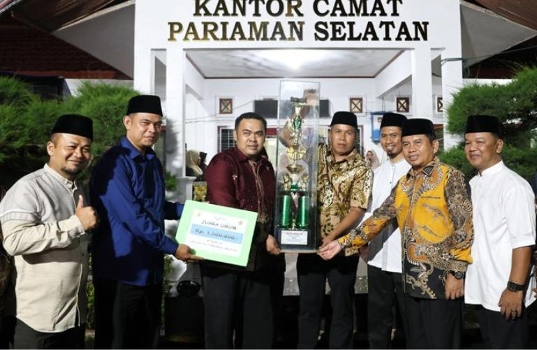 Wakil Wali Kota, Mulyadi serahkan piala juara umum kepada kontingen Desa Batang Tajongkek kerena menjadi pemuncak pada MTQ se Kecamatan Pariaman Selatan, Minggu malam (19/7/2026). IST
