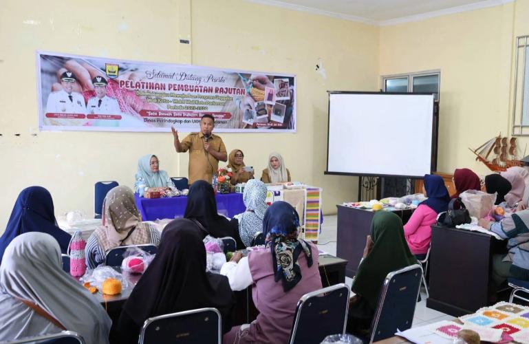 Wakil Wali Kota Mulyadi berikan paparan kepada para peserta dalam pelatihan pembuatan rajutan di Aula Disperindagkop UKM, Senin (20/7/2026). IST