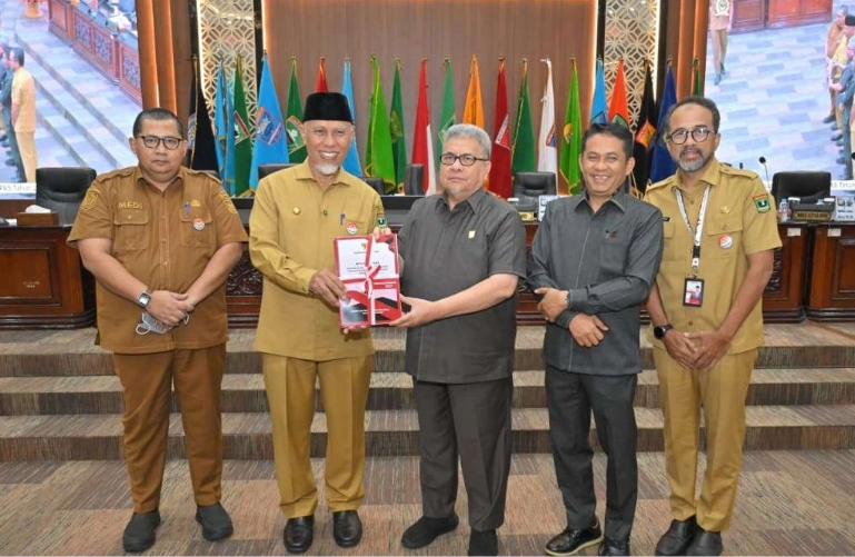 Ketua DPRD Sumbar, Muhidi menerima dokumen penyusunan KUA PPAS 2027 dari Gubernur Mahyeldi di rapat paripurna DPRD Sumbar, Senin (6/7/2026). IST