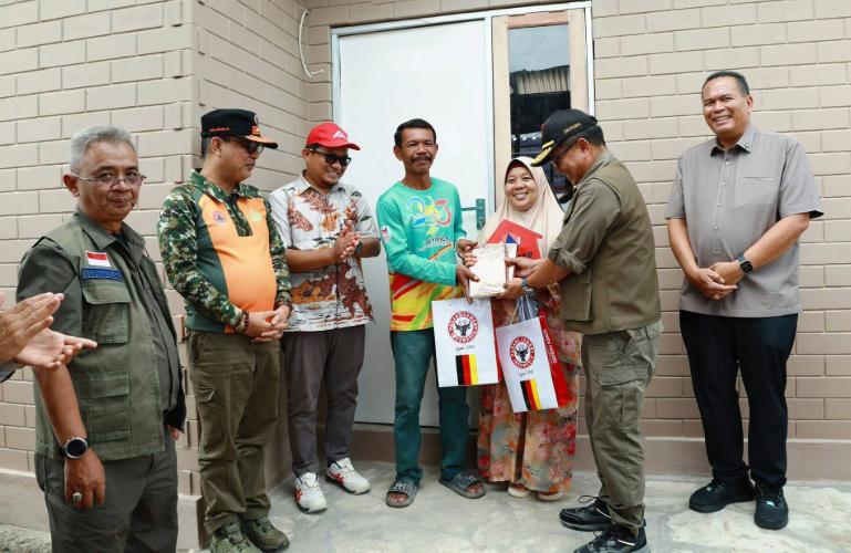Wali Kota Yota Balad damping Sestama BNPB, Rustian saat serahkan Huntap Mandiri kepada Emridona, warga Desa Sintuak, Kecamatan Pariaman Utara.  Jumat (10/7/2026). IST