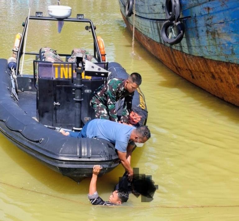 Terlihat SAR gabungan mengevakuasi mayat yang mengapung di perairan Muara Padang, tepatnya di sekitar Dermaga Pelindo, Kamis (23/7/2026). IST