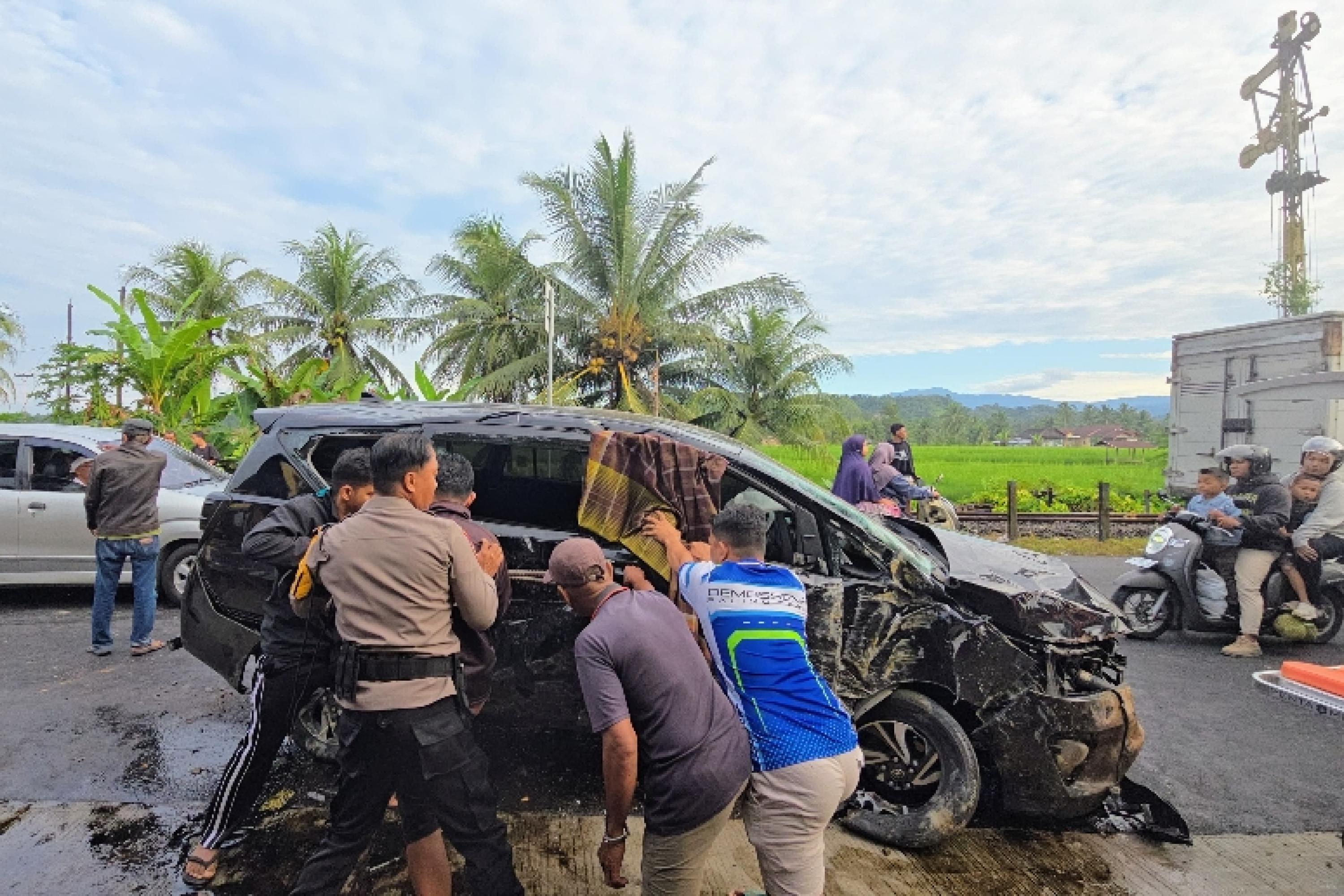 Petugas kepolisaan dibantu warga   tengah lakukan evakuasi korban terjepit di mobil Innova yang kecelakaan di Jorong Pasa Laban, Korong Sicincin, Padangpariaman, Senin (6/7) sekitar pukul 07.00 WIB. IST