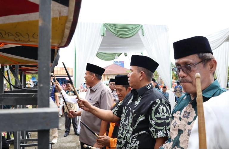 Wali Kota Yota Balad Bersama Wali Wali Kota Mulyadi pukul bedug tanda dimulianya MTQ di Kecamatan Pariaman Utara,Jumat (10/7/2026). IST