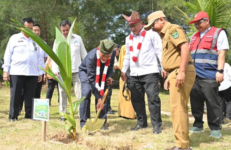 Gubernur Mahyeldi Bersama Menteri LH/Kepala Badan Pengendalian Lingkungan Hidup RI, Moh Jumhur Hidayat tanam pohon sebagai bentuk dukungan terhadap mitigasi bencana hidrometeorologi tahun 2026 di Politeknik Pelayaran Sumbar, Kabupaten Padang Pariaman, Selasa (14/7/2026). IST