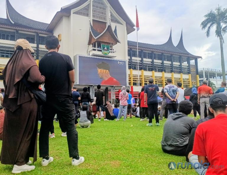 Masyarakat ramai saksikan pertandingan piala dunia antara Argentina vs Swiss di halaman kantor Gubernur Sumbar, Minggu pagi (12/7/2026). (dok : arunala.com)