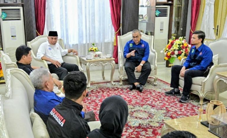 Gubernur Sumbar Mahyeldi Ansharullah menerima audiensi perwakilan atlet bersama Pengurus Besar Federasi Olahraga Karate-Do Indonesia (PB FORKI) di Istana Gubernur, Minggu (19/7/2026). IST