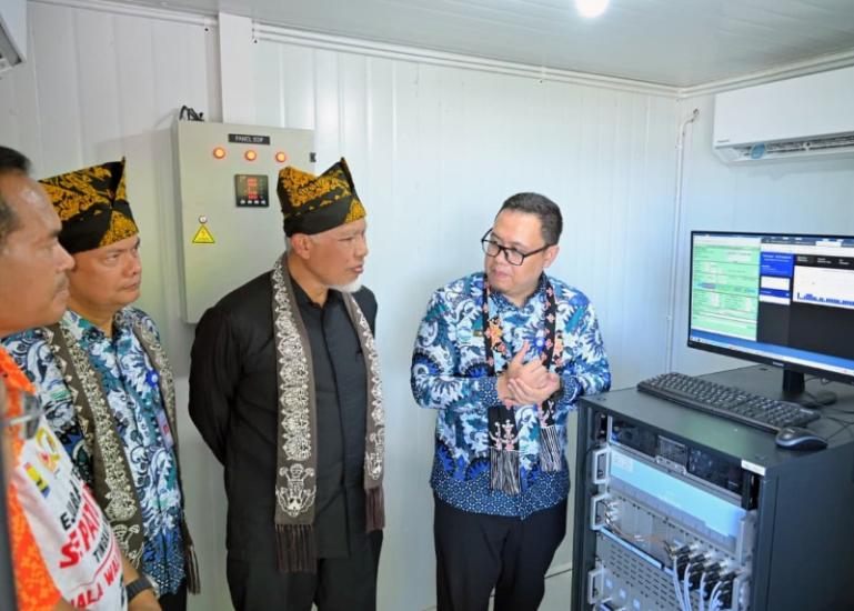 Gubernur Sumbar Mahyeldi dengarkan paparan Kepala BMKG, Teuku Faisal Fathani sistem kerja HF Radar BMKG di Pantai Taman Anas Malik, Kelurahan Lohong, Kecamatan Pariaman Tengah, Jumat (3/7/2026). IST
