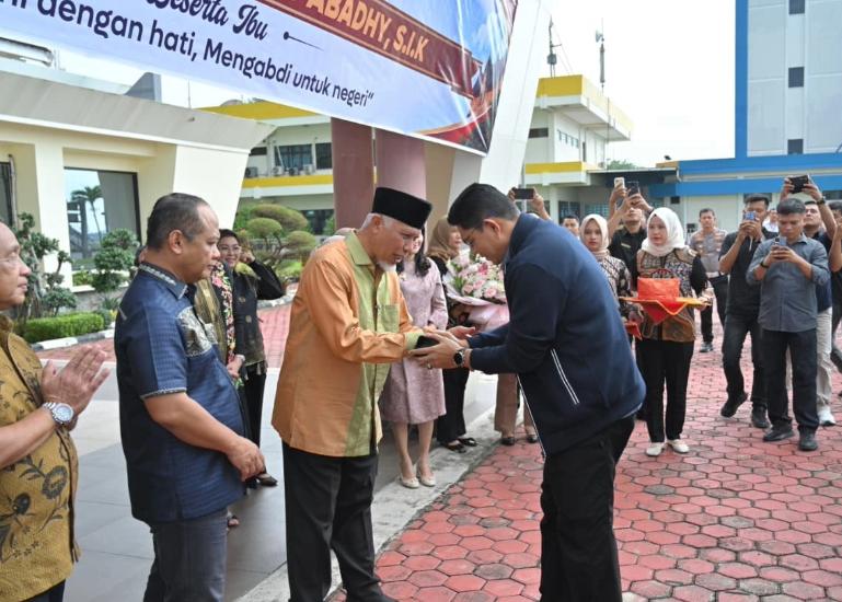 Gubernur Sumbar, Mahyeldi Bersama rombongan saat menyambut kedatangan Kapolda Sumbar yang baru, Irjen Pol Djati Wiyoto Abadhy di BIM, Minggu (5/7/2026). IST