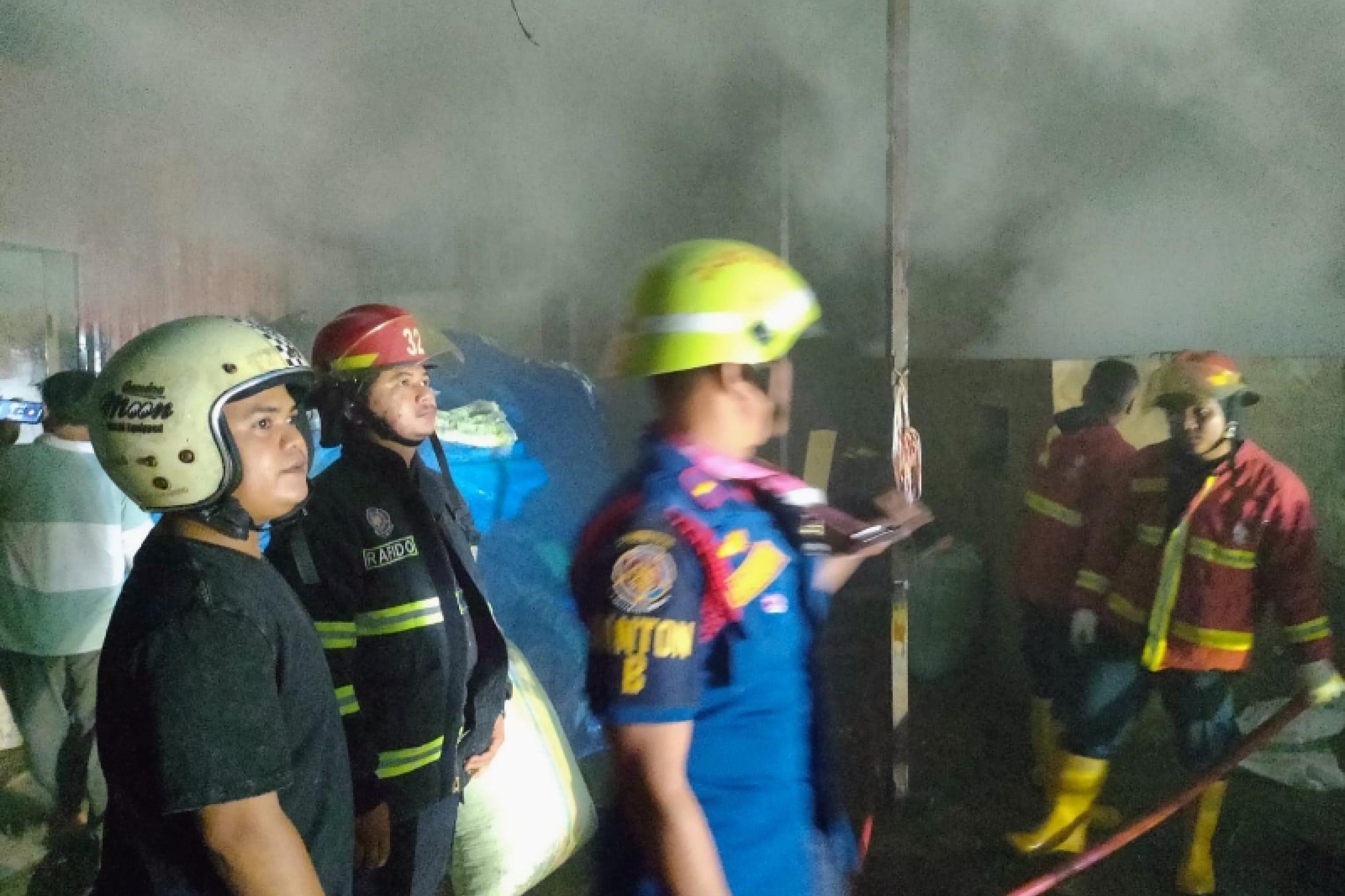 Pertugas saat lakukan pemadaman di gudang kopra yang  terbakar Selasa (14/7/2026) sore. IST
