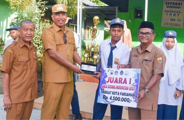 Wawako Mulyadi serahkan tropi kepada salah seorang siswa SMPN 3 Pariaman yang berprestasi seusai pimpin upacara bendera di sekolah itu, Senin (13/7/2026). IST