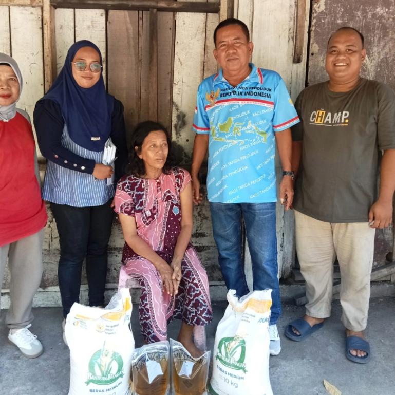 Lurah Kelurahan Gates Nagari Nan XX, Syukur bersama anggota PSM setempat mengantarkan bantuan social berupa pangan kepada salah satu keluarga yang membutuhkan di kelurahan tersebut belum lama ini. IST