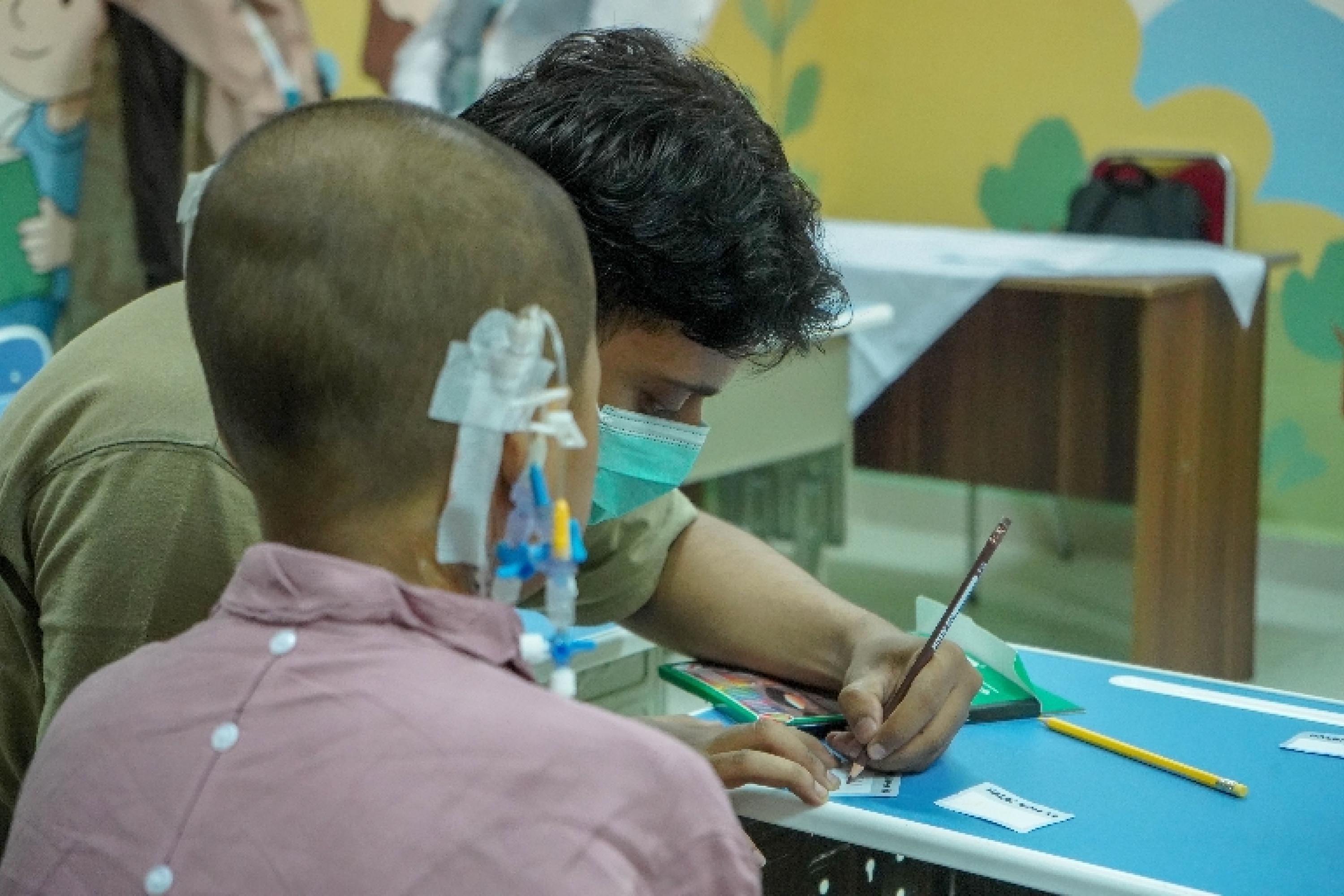 Program Hospital Schooling RS M. Djamil melibatkan para volunteer dari Aruna Semesta yang mendampingi anak-anak pasien dalam berbagai aktivitas belajar dan bermain yang dirancang secara edukatif. HUMAS RS M. DJAMIL