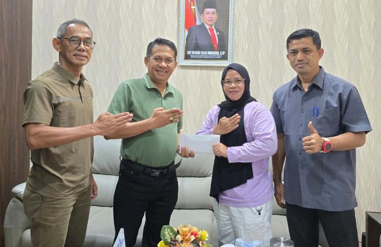 Wakil Ketua DPRD Sumbar yang juga Ketua Umum INKADO Pengprov Sumbar, Evi Yandri Rajo Budiman beri dukungan kepada Wasit INKADO Sumbar Martinel Prihastuti yang akan ikuti ujian sertifikasi wasit di Bangladesh, Kamis (9/7/2026). IST