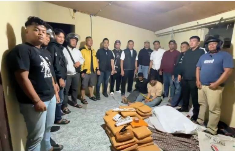 Dua tersangka yang berhasil dibekuk Satresnarkoba Polresta Bukittinggi didepan barang bukti ganja 41 kg, Selasa (30/6/2026). IST