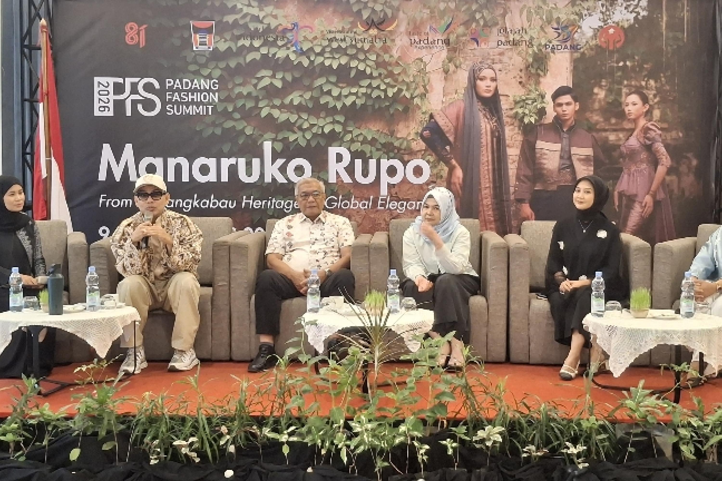 Staf Ahli Dekranasda Kota Padang, Fomalhaut Zamel saat memaparkan Padang Fashion Summit 2026 kepada wartawan di The ZHM Premiere Padang, Sabtu (11/7/2026). IST