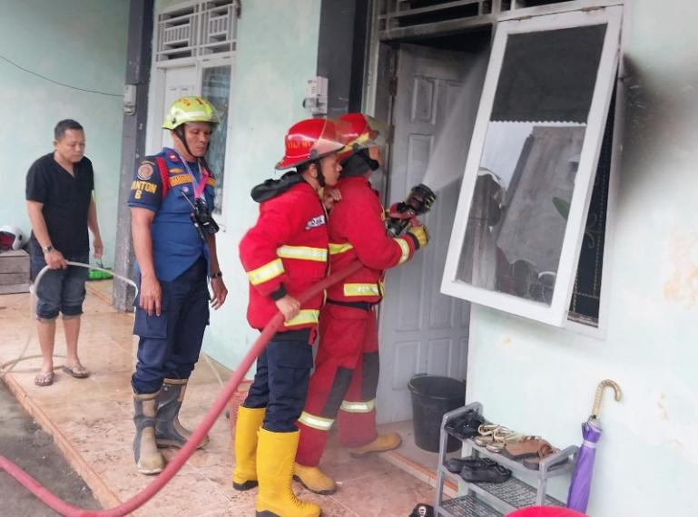 Petugas Damkar Kota Padang melakukan pemadaman di sebuah kamar kos yang terbakar Minggu sore (3/7/2026), di Kelurahan Surau Gadang, Nanggalo. IST