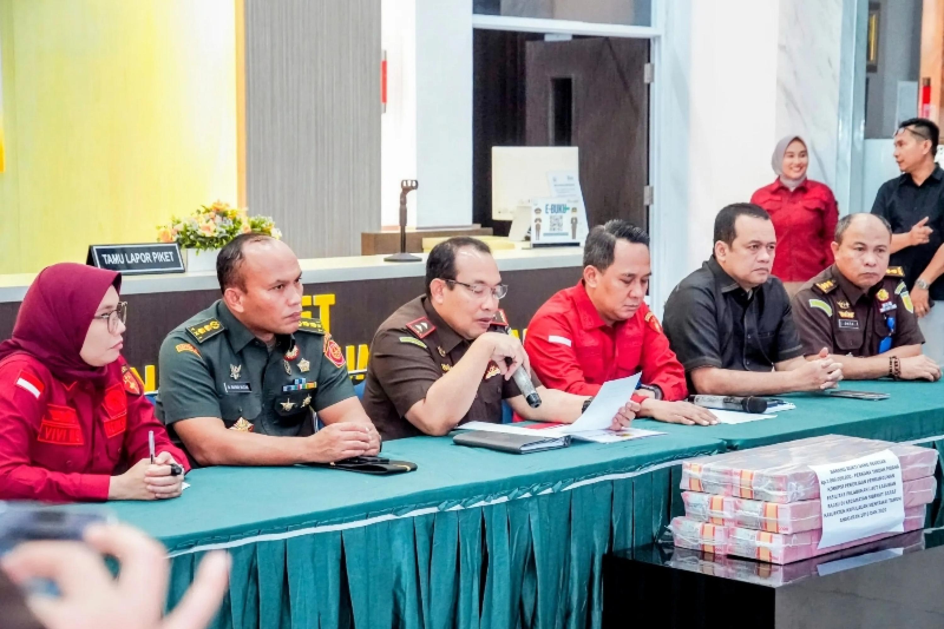 Kajati Sumbar, Dedie Tri Wahyudi saat konferensi pers menyangkut penahanan IF, tersangka baru dalam kasus robohnya Jembatan Sikabu, Rabu (8/7/2026). IST