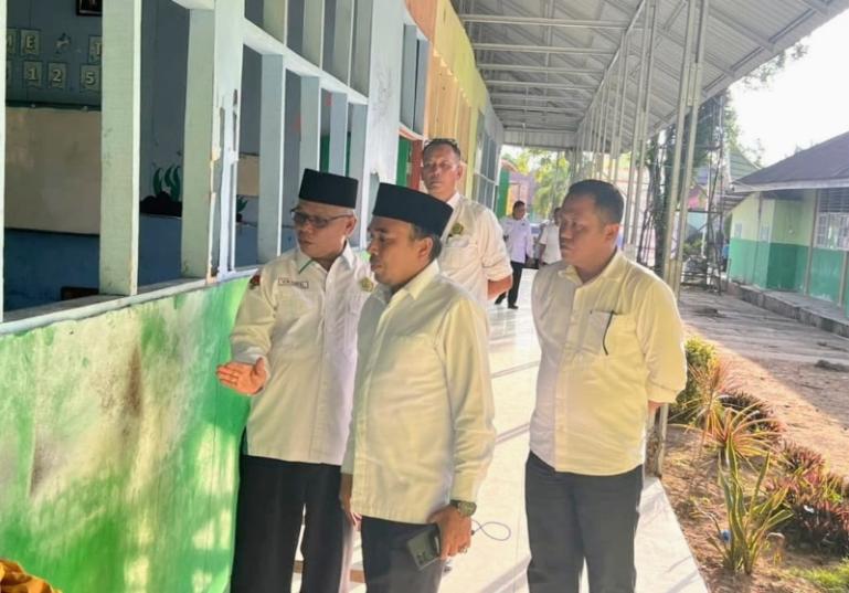 Kepala Kantor Kemenag Sumbar, Mustafa, bersama Kepala Bidang Pendidikan Madrasah Tangusli tim saat meninjau langsung kondisi MAN 3 Padang, Selasa (14/7/2026). IST