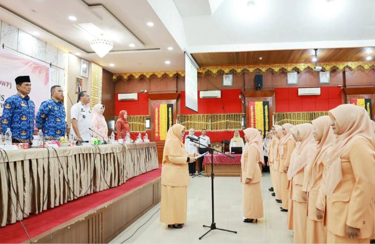 Wali Kota dan Wakil Wali Kota, Yota Balad-Mulyadi saksikan pelantikan pengurus DWP Kota Pariaman yang baru, Rabu (22/7/2026). IST