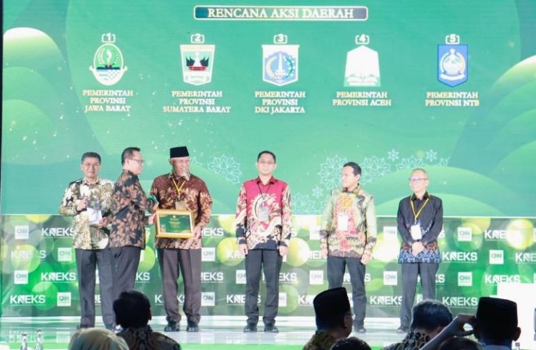 Gubernur Sumbar Mahyeldi Ansyarullah menerima penghargaan dari Direktur Eksekutif KNEKS, Sholahudin Al Aiyub, di Jakarta, Senin (6/7/2026) kemarin. IST