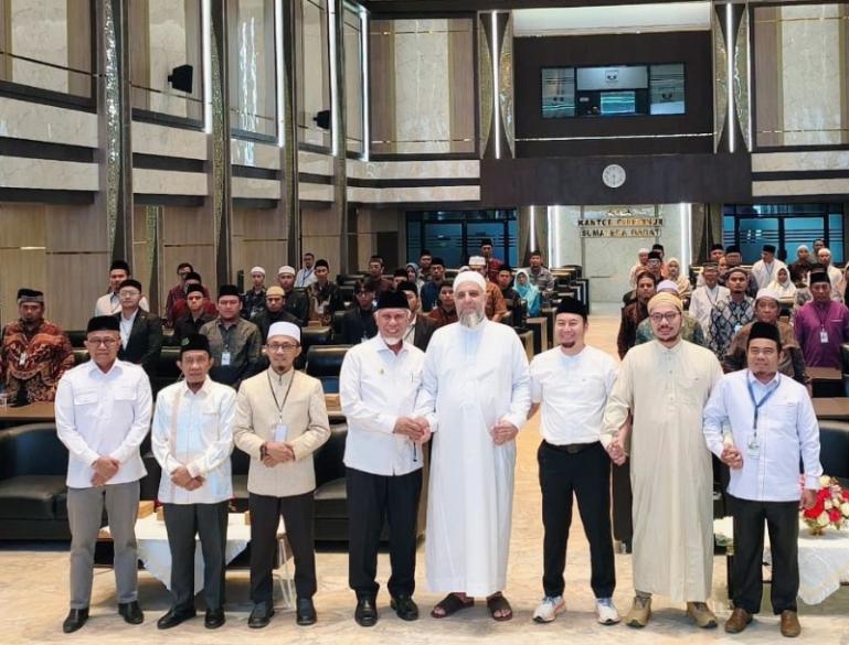 Anggota DPR RI, Rahmat Saleh bersama Gubernur Sumbar Mahyeldi dan dan pakar syariah asal Suriah, Syekh Abdul Al-Razzaq An-Najm, saat kegiatan Ikatan Dai Indonesia (IKADI) Sumbar di Aula Kantor Gubernur Sumbar, Rabu (29/7/2026). IST