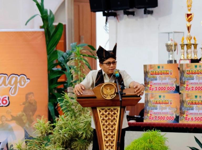 Wakil Ketua DPRD Sumbar Evi Yandri saat membuka Festival Sipak Rago se Sumbar yang diadakan di Gedung Rohana Kudus, Kota Padang, Sabtu (11/7/2026). IST