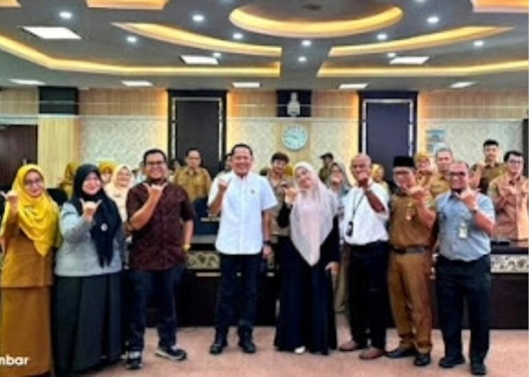 Komisi IV DPRD Sumbar Bersama akademisi dan masyarakat seusai gelar FGD untuk penguatan draf Ranperda Perlindungan dan Pengelolaan Lingkungan Hidup, di Ruang Khusus II DPRD Sumbar, Senin (6/7/2026). IST
