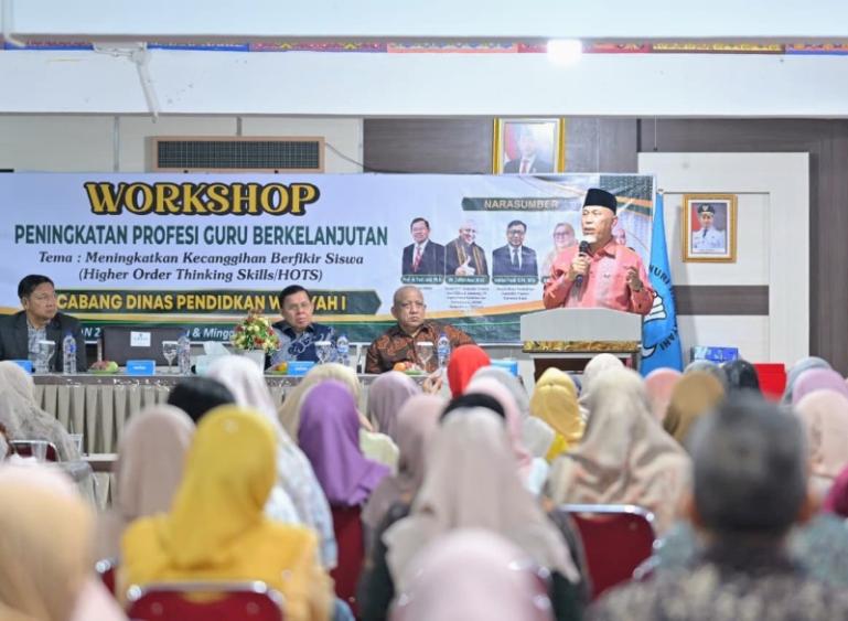 Gubernur Mahyeldi saat hadiri Workshop Peningkatan Profesi Guru Berkelanjutan di Bukittinggi, Sabtu (11/7/2026). IST