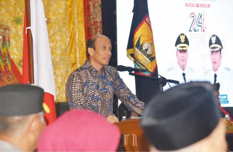 Mantan Wamen ESDM Arcandra Tahar saat beri masukan kepada Pemko Pariaman saat hadir dalam sidamg paripurna istimewa peringatan HUT ke-24 Kota Pariaman, Kamis (2/7/2026). IST