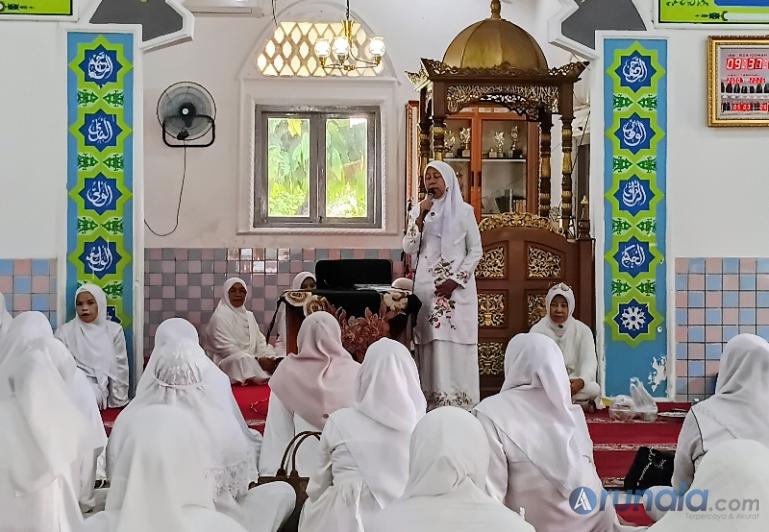 Ketua MTI Kelurahan Balai Gadang, Kecamatan Koto Tangah, Nur Santi berikan sambutan saat membuka kegiatan rapat rutin bulanan MTI Kelurahan Balai Gadang di Masjis Al Ikhlas, Sungai Bangek, Minggu (26/7/2026). (dok : arunala.com)