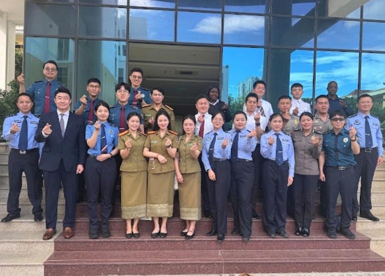Brigpol Aruni, Polwan asal Polres Kepulauan Mentawai (nomor 2 berisan depan) bersama peserta dari negara lain saat ikuti People's Security Academy, Ha Dong, Hanoi, Vietnam. IST