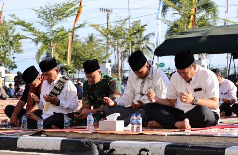 Wali Kota Pariaman Yota Balad pimpin kegiatan zikir dan doa bersama rangka peringatan HUT ke-24 Kota Pariaman dihalaman balaikota, Jumat (3/7/2026). IST