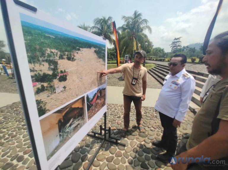 Bupati Tanahdatar, Eka Putra melihat hasil foto jurnalistik yang dipamerkan PFI Bersama Yayasan Mata Waktu serta PLN di halaman Istano Basa Pagaruyung, Rabu (29/7/2026). (dok: arunala.com)