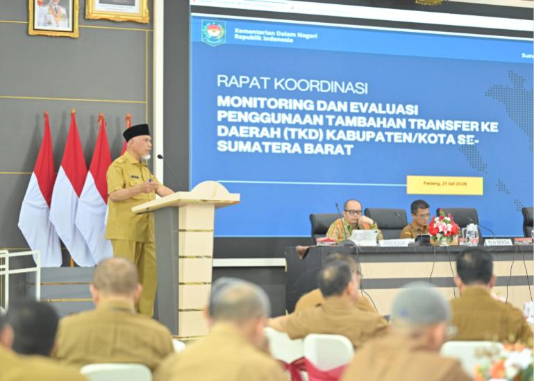 Gubernur Sumbar, Mahyeldi saat membuka membuka Rapat Monitoring dan Evaluasi Percepatan Rehabilitasi dan Rekonstruksi Pascabencana di Auditorium Gubernuran Sumbar, Selasa (21/7/2026). IST