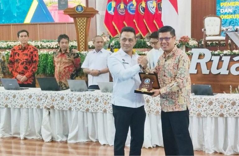 Kepala Diskominfo Kota Pariaman Yalviendri bersama Kepala Balai Besar Sertifikat Elektronik (BSRe) BSSN, Jonathan Gerhard Tarigan, sesuai penandatanganan kerja sama, di Jabar, Rabu (8/7/2026). IST