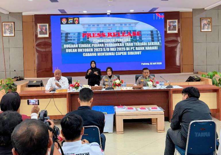 Kabid Humas Polda Sumbar, Kombes Pol Susmelawati Rosya saat presscon pengungkapan kasus dugaan penyalurah kredit fiktif, Senin (13/7/2026). IST