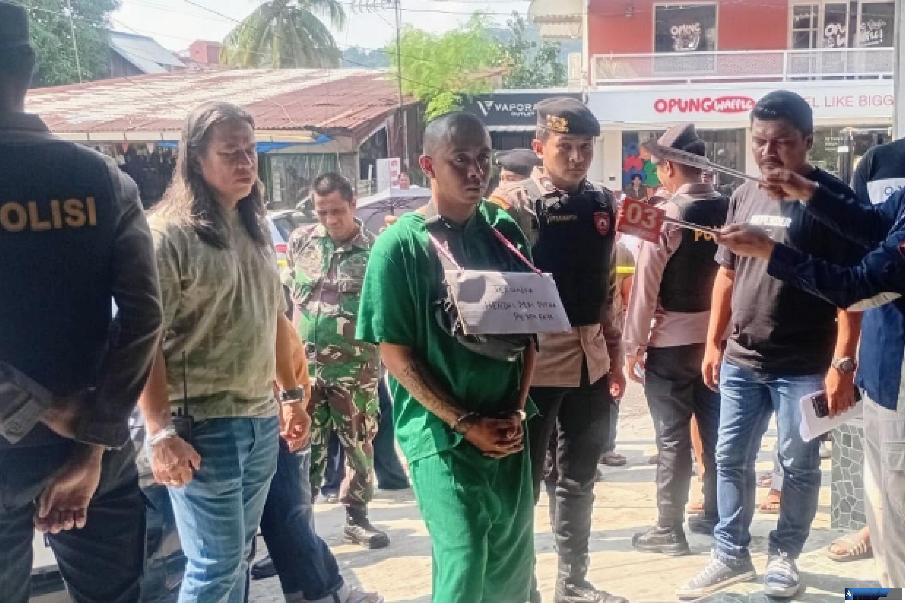 Opsnal Reskrim Polresta Padang lakukan rekonstruksi kasus pembunuhan di Cafe Damarus jalan Niaga Padang, Rabu (15/7/2026). (dok: arunala.com)