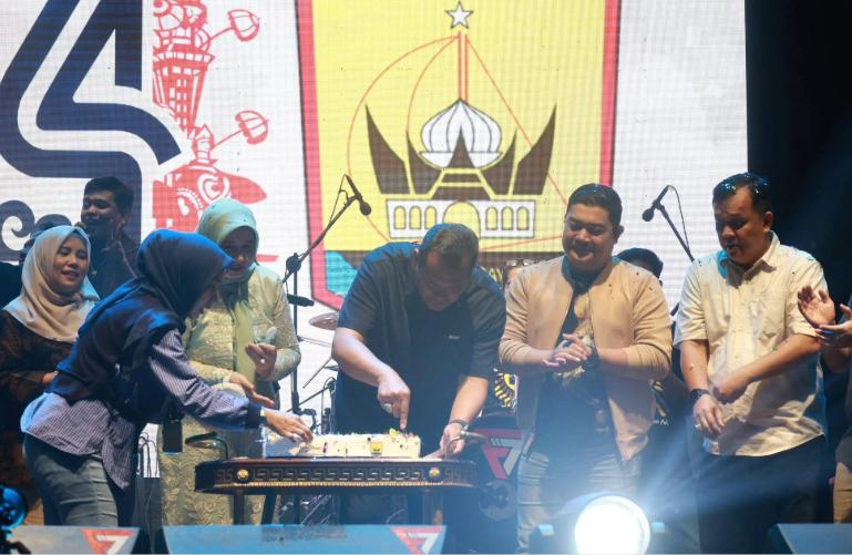 Wali Kota Pariaman, Yota Balad memotong kue ulang tahun pada malam puncak peringatan HUT ke-24 Kota Pariaman, Sabtu malam (4/7/2026). IST