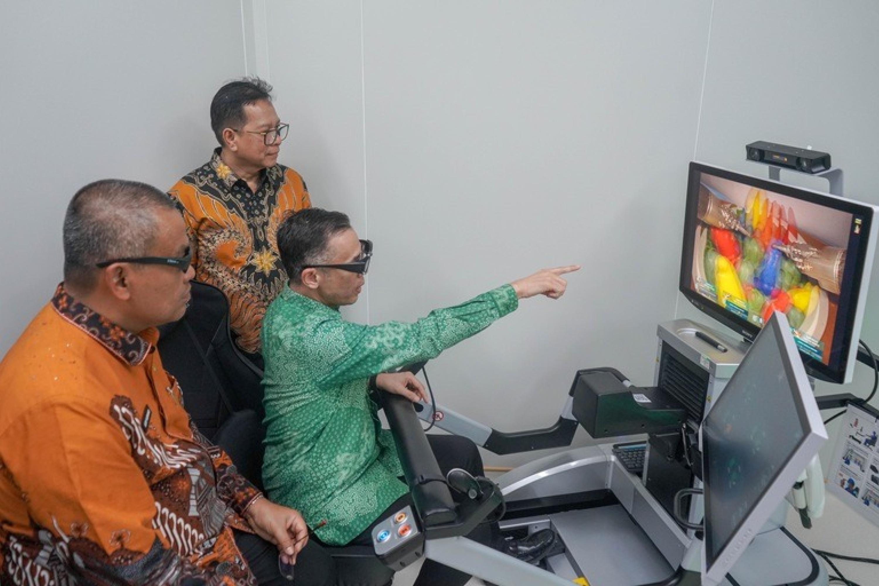 Presiden Komisaris PT Bundamedik Tbk, Dr. dr. Ivan Rizal Sini, GDRM, MMIS, FRANZCOG, Sp.OG mempraktikkan robotic surgery di RSU Bunda Padang, Kamis (2/7/2026). Turut disaksikan Sekprov Sumbar Arry Yuswandi dan Dirut RS M. Djamil Dr. dr. Dovy Djanas, Sp.OG, KFM, MARS, FISQua. IST