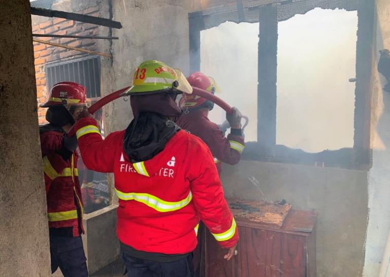 Petugas Damkar Padang memadamkan api yang membakar satu unit rumah di Jalan Barito No. 4, RT 002/RW 003, Kelurahan Rimbu Kaluang, Sabtu siang (18/7/2026). IST