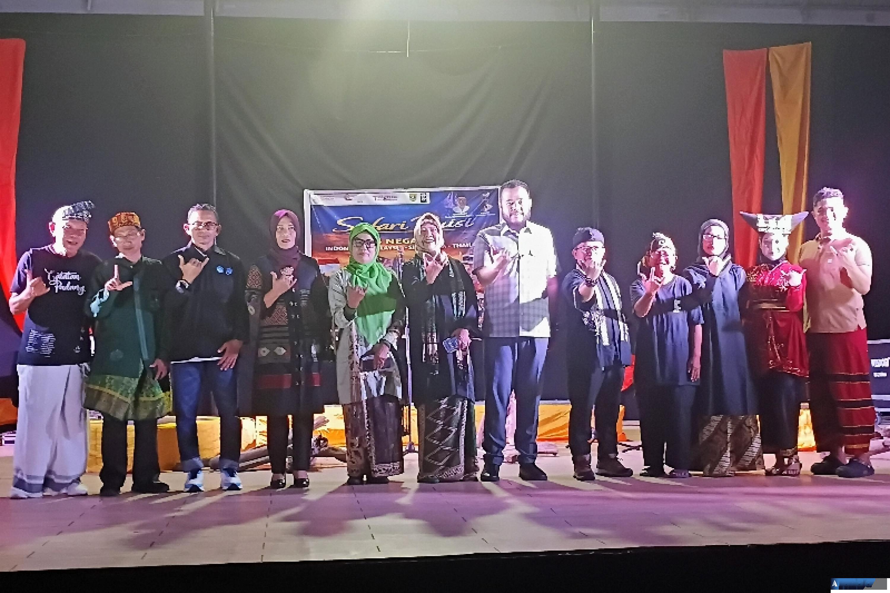 Sesban Pengembangan dan Pembinaan Bahasa Republik Indonesia, Ganjar Harimansyah, Wali Kota Padang Fadly Amran, saat pelepasan tim Satupena Sumbar, Selasa malam (28/7/2026). (dok: arunala.com)