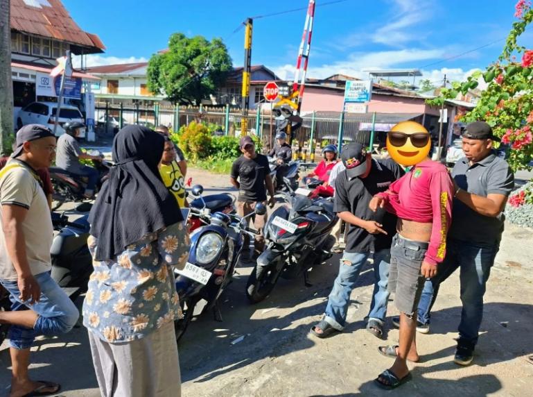 Pelaku ES yang berhasil ditangkap personel Polsek Padang Selatan, Kamis (2/7/2026) kemarin. IST