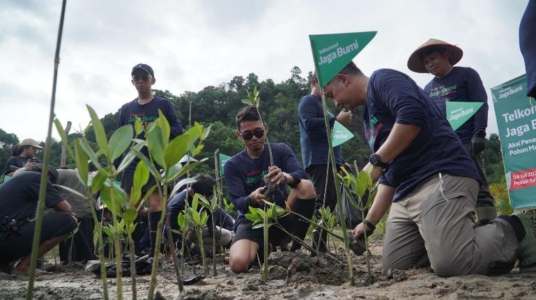 Telkomsel bersama berbagai pemangku kepentingan melakukan aksi nyata berupa penanaman 3.000 pohon mangrove di kawasan pesisir Nagari Sungai Pinang, Kabupaten Pesisir Selatan, Sumatera Barat, Sabtu (4/7/2026).  IST