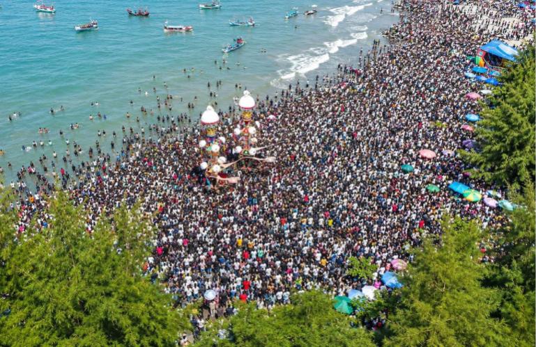 Kerumunan masyarakat saat saksikan puncak acara pesona Tabuik 2026 di Pantai Gandoriah, Kota Pariaman,  Kamis (9/7/2026). IST