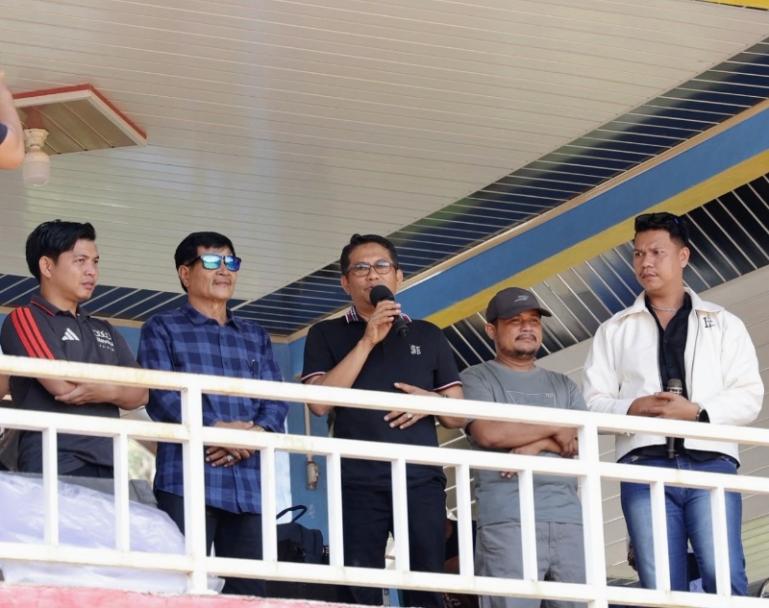 Waki Ketua DPRD Sumbar Evi Yandri saat menutup Kejurnas Grasstrack Peridon Siap Maju Grand Final Region 1A Sumatera 2026, Minggu (12/7/2026). IST