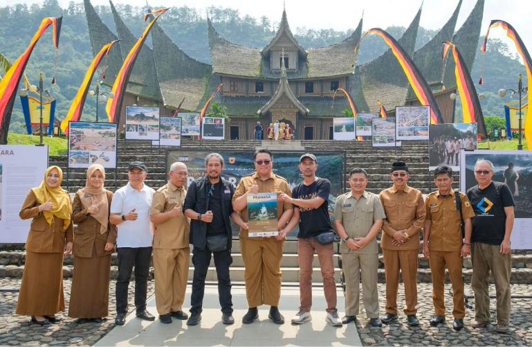 Koordinator Wilayah PFI Region Sumatra, Hendra Syamhari Bersama Wabup Tanahdatar Ahmad Fadly dan Ketua PFI Padang Arif Pribadi disela-sela pameran foto bertajuk 
